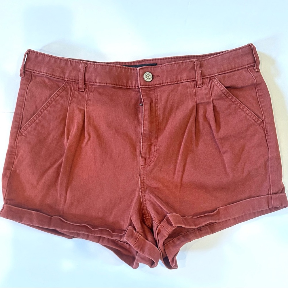 Express Pleated Mom Short